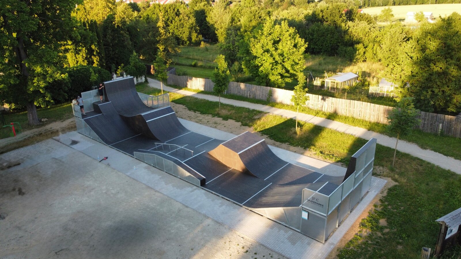 Monolitický skatepark Slavonice v podvečerním slunci